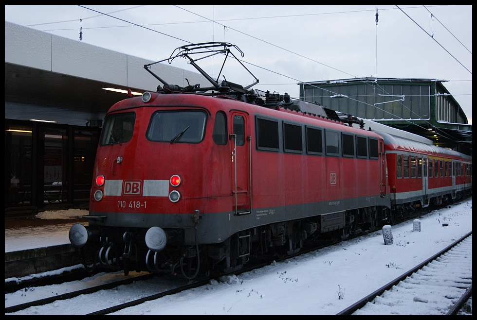 110 418 steht mit der RB35 am 17.12.2010 in Duisburg Hbf