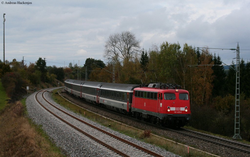 110 425-6 mit dem IC 2803 (Stuttgart Hbf-Zrich HB) als Ersatz fr ICE 187 bei Rottweil Saline 18.10.09