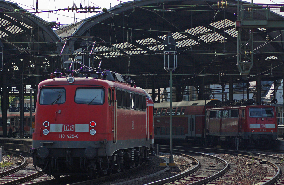 110 425-6 schiebt den RE1 Verstrker aus Kln-Deutz in die Endstation Aachen Hbf, drei Gleise weiter wartet 111 016 mit ihrem RE4 auf die Abfahrt nach Dortmund, 3.6.11