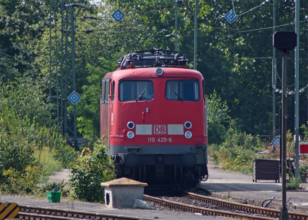 110 425-6 steht zur Ruhe abgestellt in Mnster (Westf.) am Rande des Hbf, 13.8.10