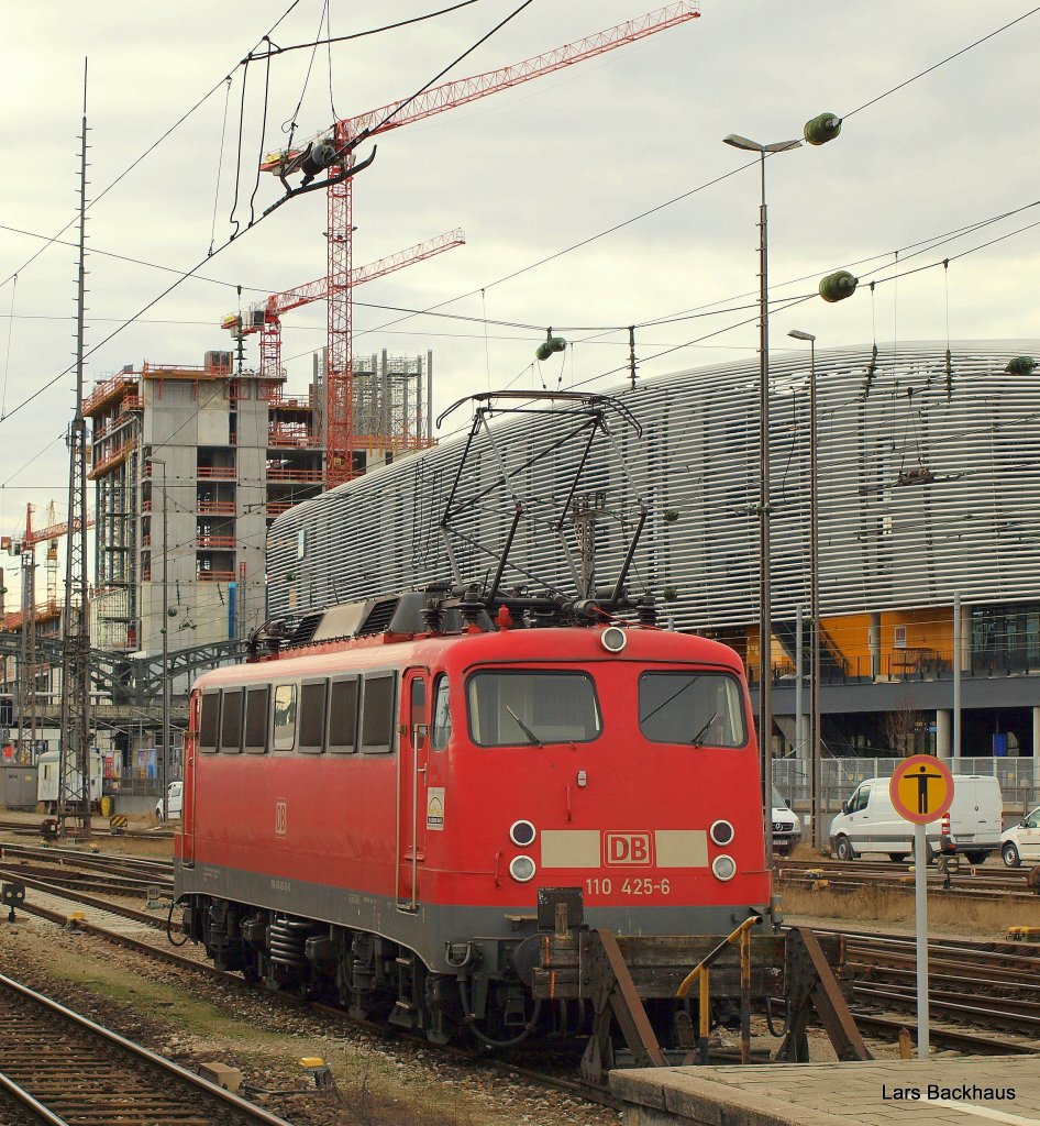 110 425-6 wartet am 21.03.10 aufgeb�gelt auf einem Abstellgleis im M�nchener Hbf auf neue Eins�tze. Im Hintergrund entsteht gerade ein relativ gro�er Neubau.