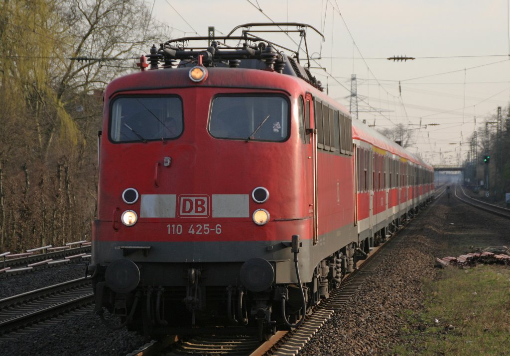110 425 mit N-Wagenzug am 21.3.11 in Dsseldorf-Angermund