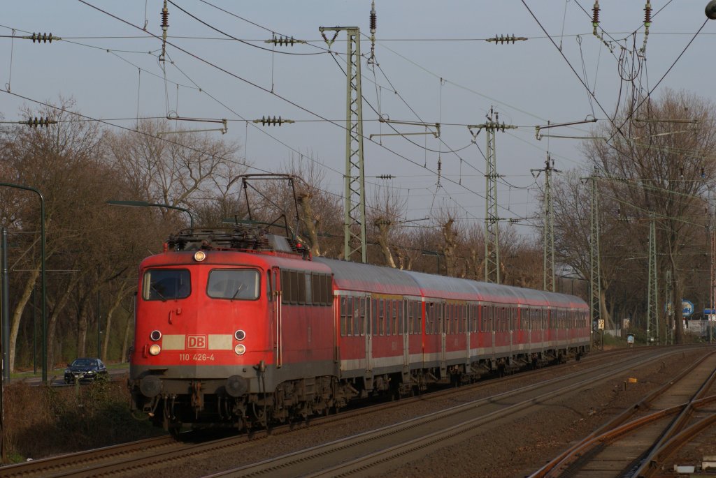 110 426-4 mit der RB 35 von Kln nach Wesel bei der Durchfahrt durch Dsseldorf-Oberbilk am 24.03.2011