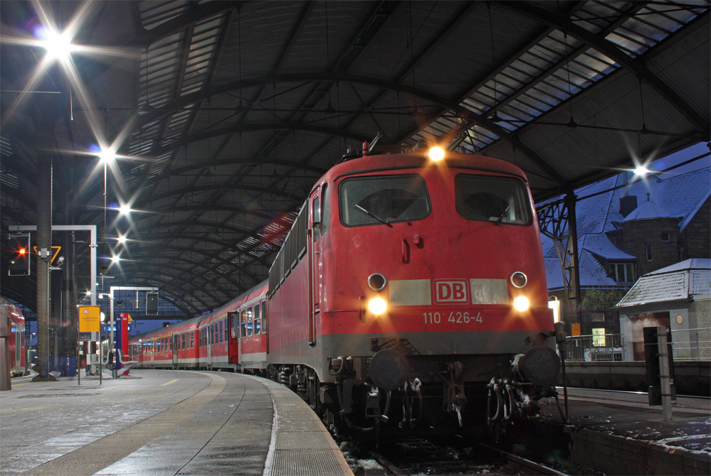 110 426-4 steht mit dem RE10460 aus Dsseldorf in Aachen Hbf abweichend an Gleis 2 und fhrt danach  rckwrts  ins Bw zum abstellen fr die morgige Leistung des RE11373 nach Kln Deutz, 14.12.10