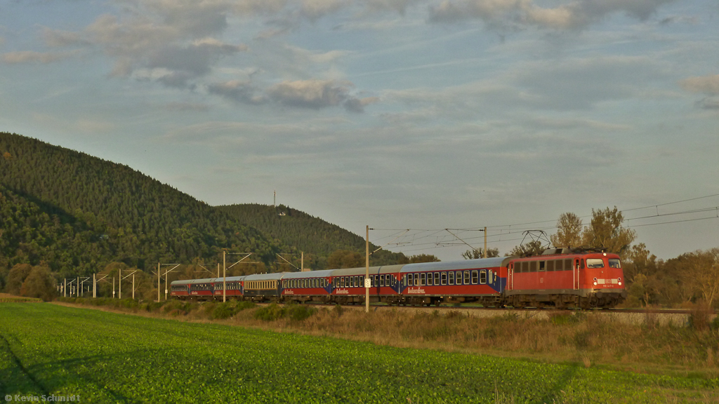 110 427-2 durfte am Tag der Deutschen Einheit den D 2751 von Berlin Alexanderplatz nach Ansbach durch das schöne Saaletal ziehen. Vor dem nächsten Betriebshalt in Saalfeld (Saale) geht es vorbei an sanften Hügellandschaften bei Uhlstädt. (03.10.2011)