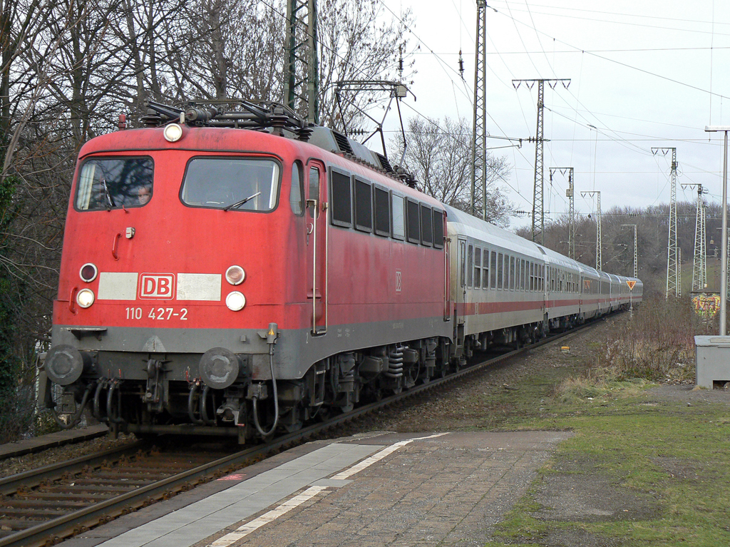 110 427-2 mit IC136 in Kln West am 17.01.2011