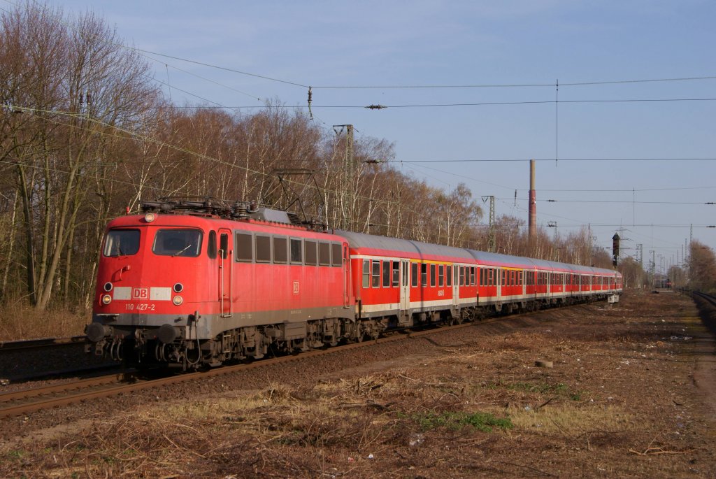 110 427-2 mit einer RB 35 nach Wesel bei der Einfahrt in Dinslaken am 26.03.2012