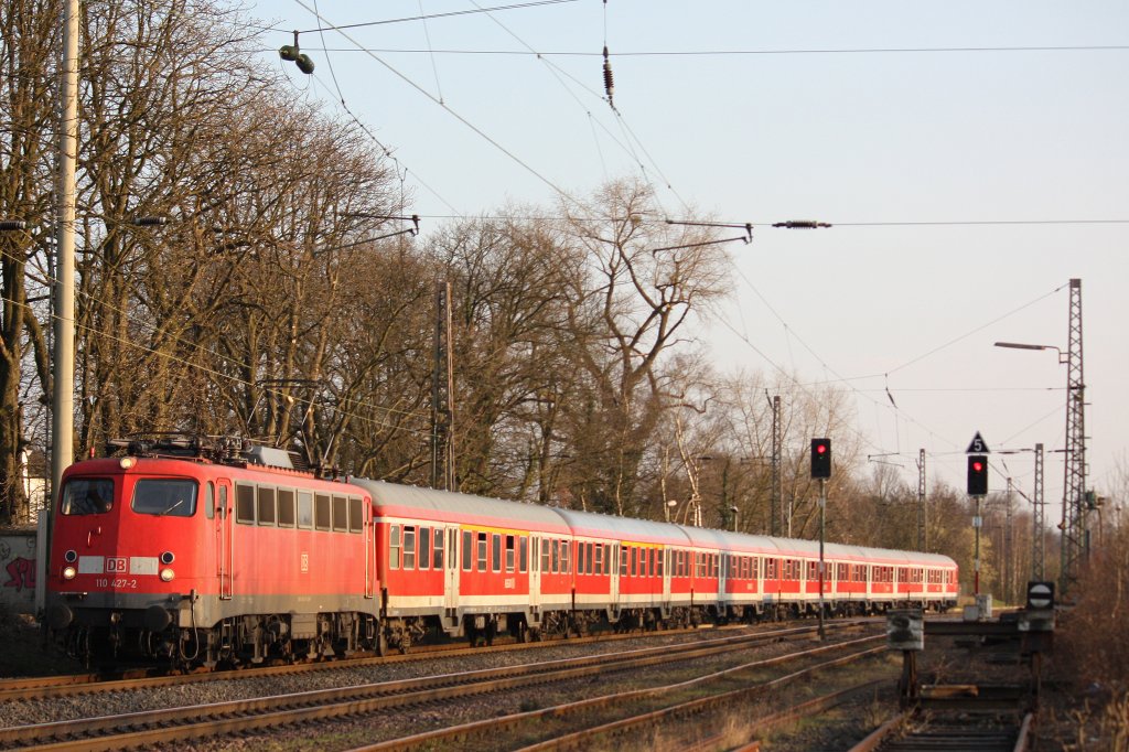 110 427 fuhr am 22.3.12 mit einem umgeleiteten RB 35 Verst�rker durch Ratingen-Lintorf.