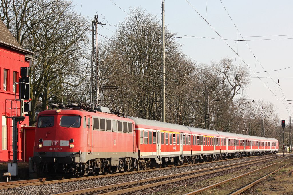110 427 fuhr am 23.3.12 mit einem umgeleiteten RB 35 Verst�rker durch Ratingen-Lintorf.
