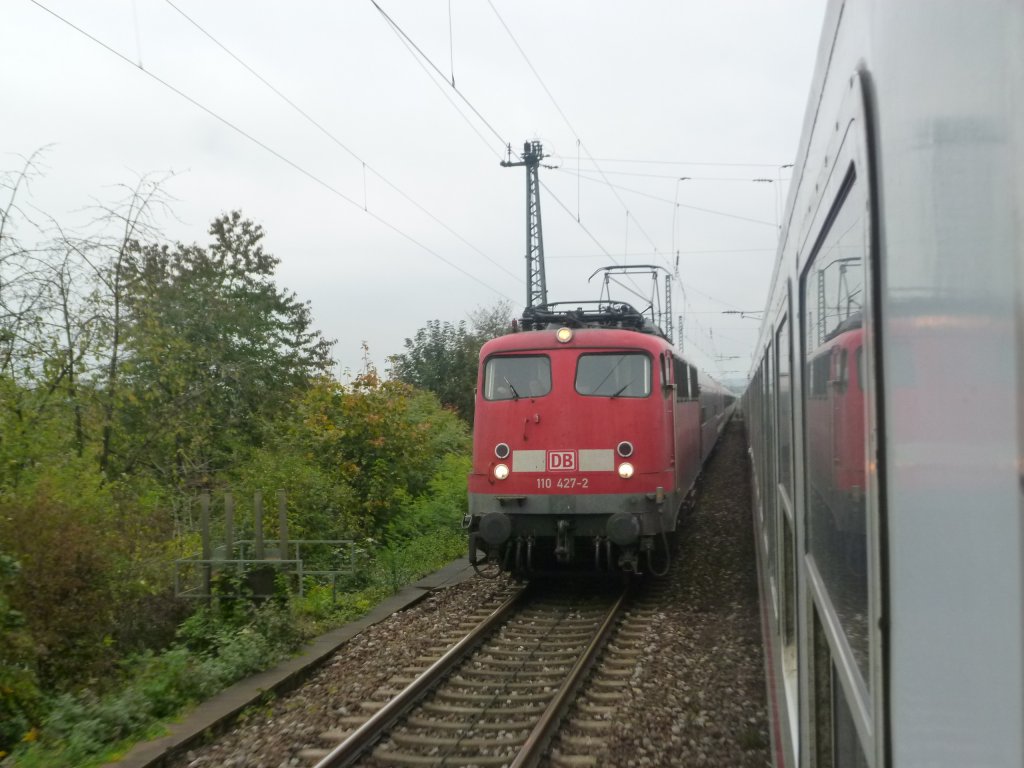110 427 mit einem SZ nach M�nster, bei der Bereitstellung im Gleisvorfeld des Karlsruher Hbfs.
17.10.10 