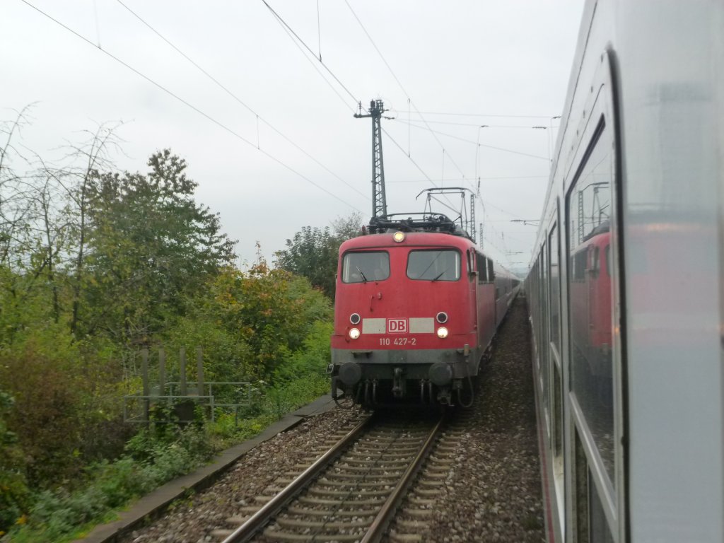 110 427 mit einem SZ nach Mnster, bei der Bereitstellung im Gleisvorfeld des Karlsruher Hbfs.
17.10.10 
