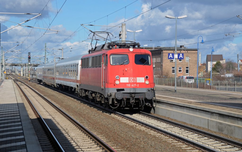 110 427 berfhrte am 26.02.12 einen ICE-2-Speisewagen von Berlin nach Nrnberg. Hier durchfhrt das Gespann als Falschfahrt Bitterfeld Richtung Halle.