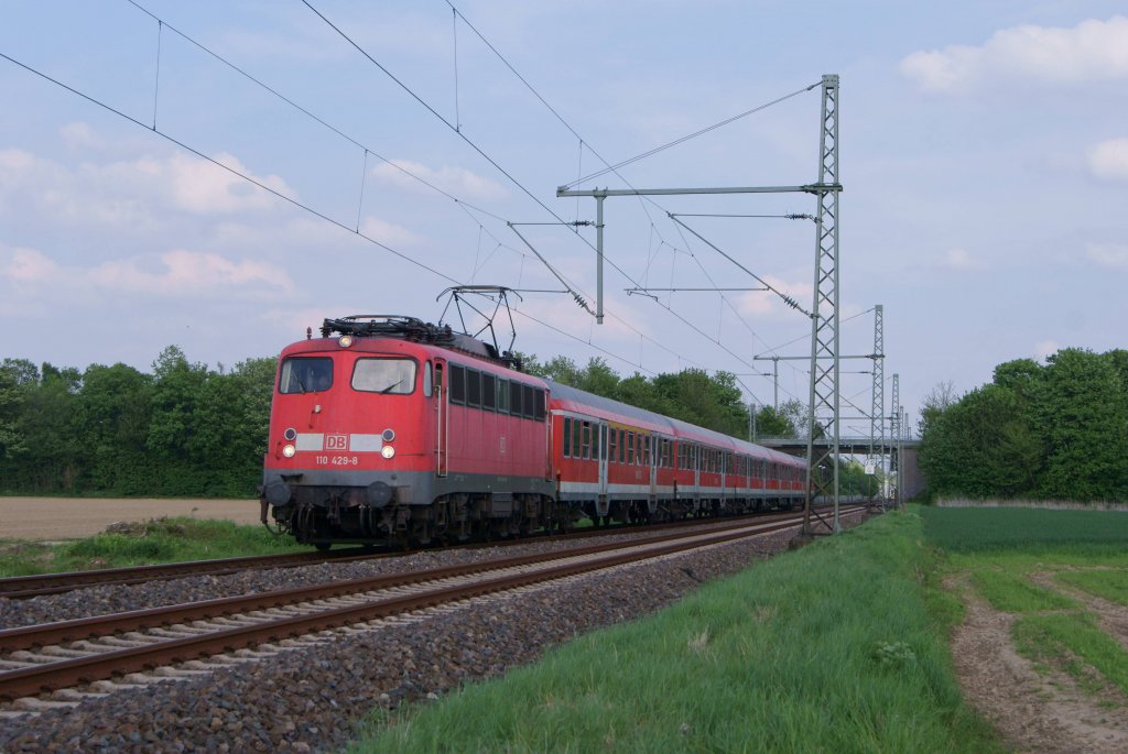 110 429-8, die am heutigen Samstag, den 12.05.2012, Fristablauf hat, konnte ich am 04.05.2012 mit dem RE 10452 von Dsseldorf nach Aachen in Bttgen fotografiert...leider, wie so oft, war genau in dem Moment als die 110er kam, die Sonne weg...