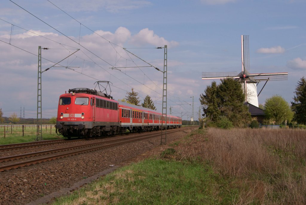 110 429-8 mit dem RE 10450 von Dsseldorf nach Aachen in Bttgen am 20.04.2012
