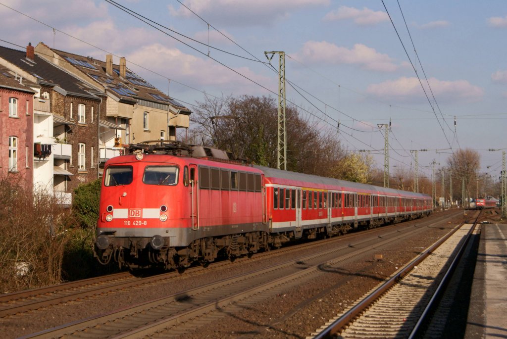 110 429-8 war die einzige 110er, die ich am heutigen Tage erwischt habe...sie zog ihre RB 35 von Kln nach Wesel durch Dsseldorf-Oberilk (19.03.2012)