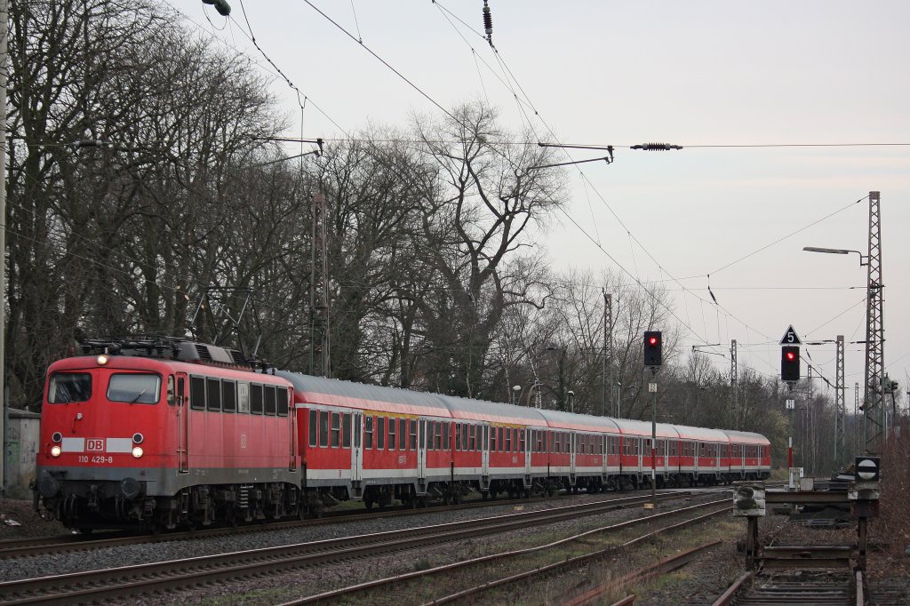 110 429 am 20.3.12 mit einem umgeleiteten RB 35 Verstrker bei der Durchfahrt durch Ratingen-Lintorf.