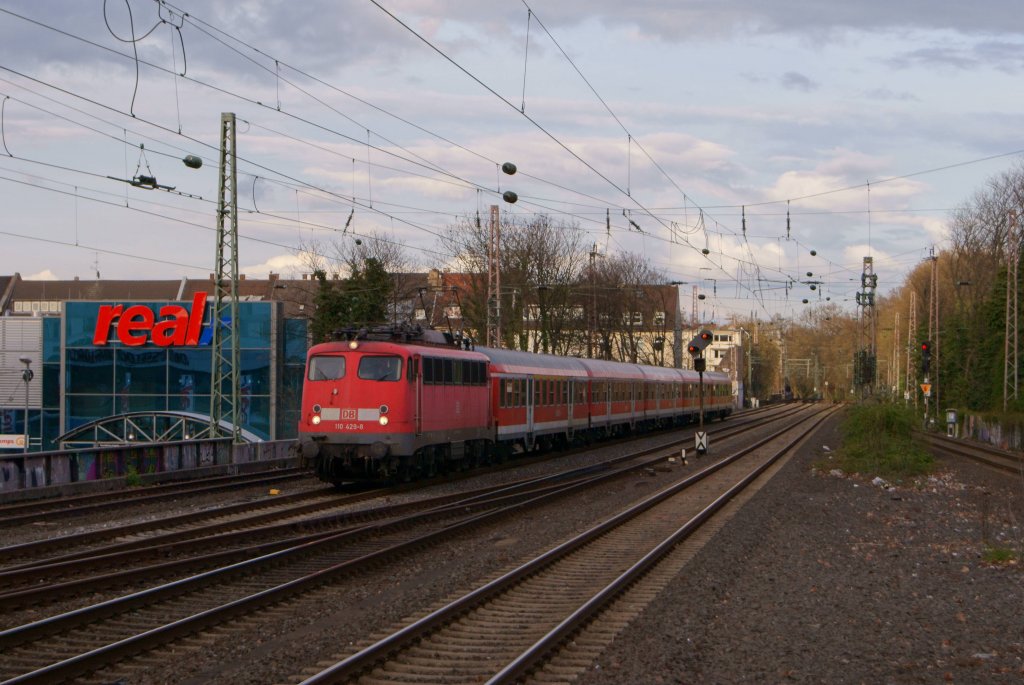 110 429 mit dem RE 10456 von Dsseldorf nach Aachen bei der Durchfahrt durch Dsseldorf-Bilk am 19.04.2012