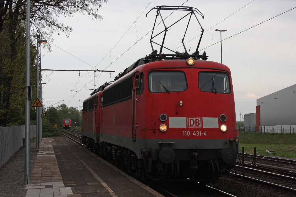 110 431 fuhr am 29.4.12 mit 110 480 als Pbz nach Krefeld-Linn bei der Durchfahrt durch Duisburg-Rheinhausen-Ost.