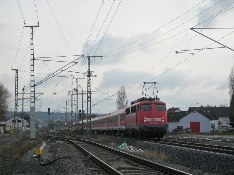 110 432-2 mit Fuballsonderzug (Frankfurt (Main) - Sinsheim (Elsenz)) am 13. Dezember 2009 in Meckesheim.