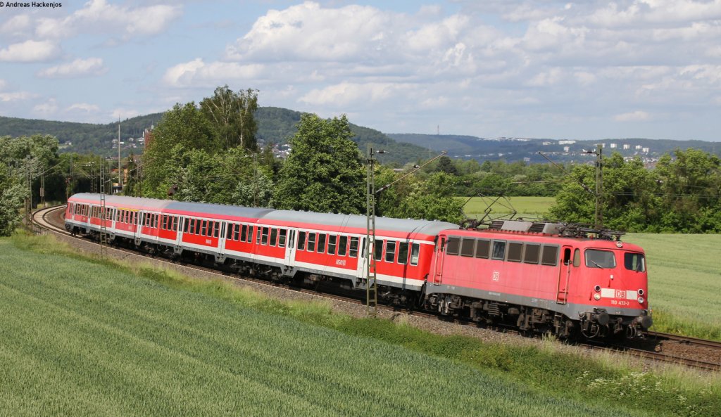 110 432-2 mit der RE 15021 (Treysa-Gieen) bei Niederwalgern 8.6.12. Welche Variante sagt euch mehr zu?