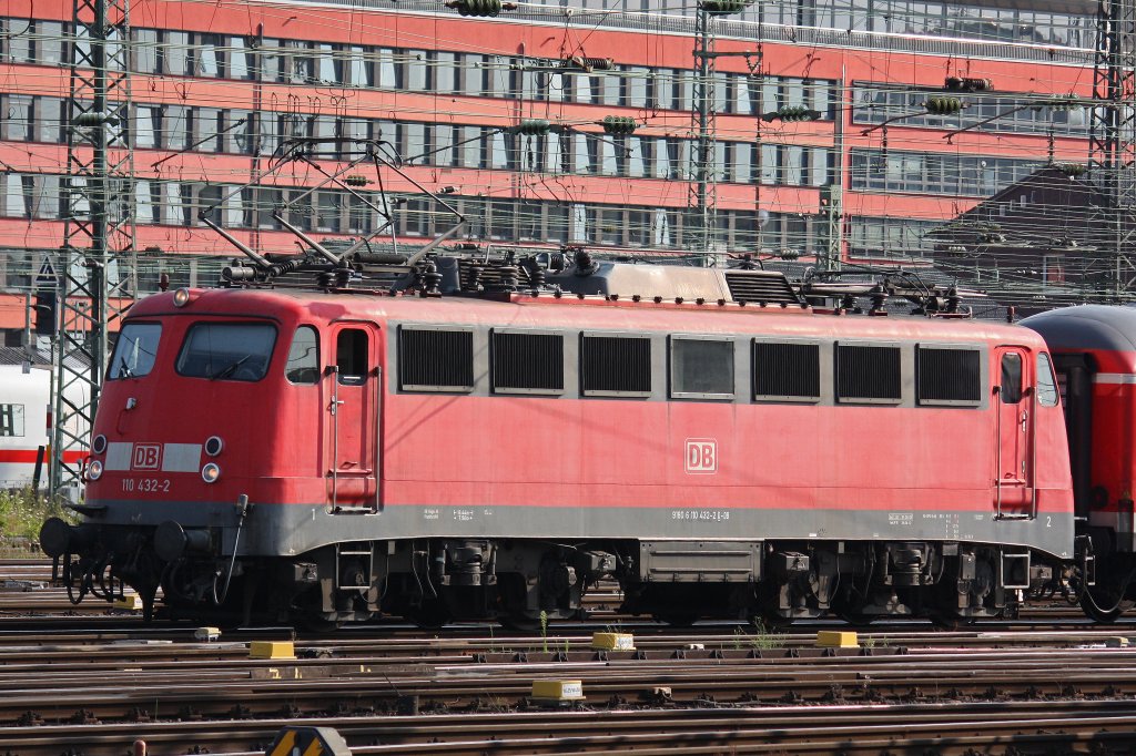 110 432 am 27.7.12 bei der Einfahrt in Frankfurt Hbf.