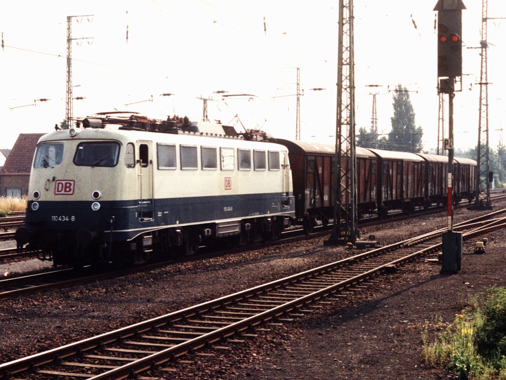 110 434-8 mit Expressgterzug 32108 Kln-Utrecht auf Bahnhof Emmerich am 22-07-1994. Bild und scan: Date Jan de Vries.