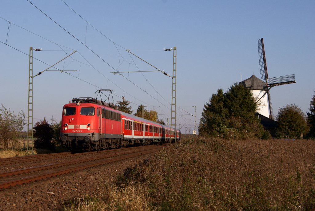 110 435-5 mit einem RE 4 Verstrker nach Aachen in Bttgen am 24.10.2011