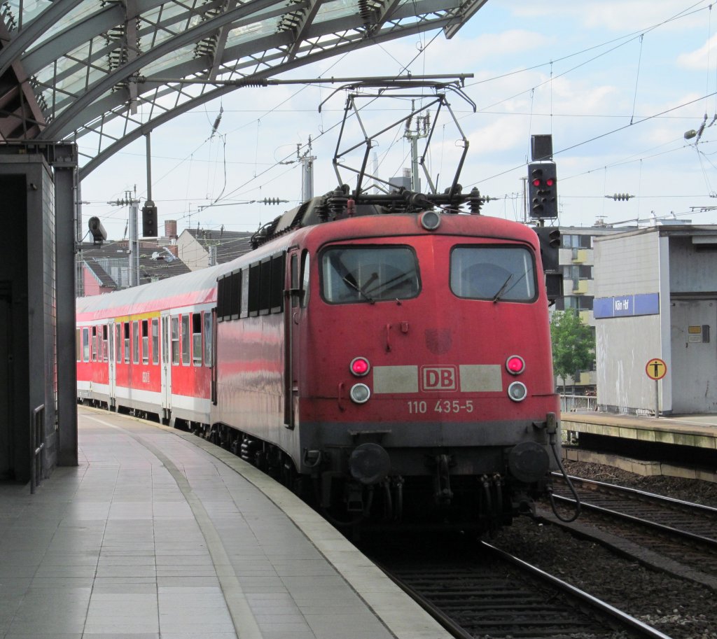110 435-5 schiebt am 27. August 2012 einen RE nach Aachen aus dem K�lner Hbf.