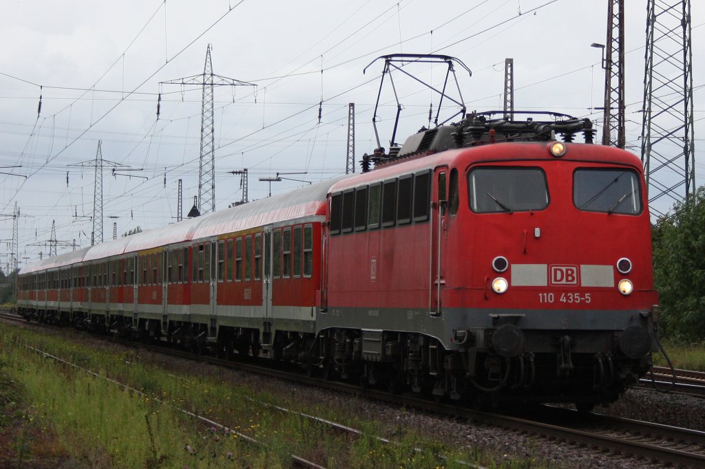 110 435 am 9.8.11 mit einem RB 35 Verstrker zur Bereitstellung nach Dsseldorf Hbf bei der Durchfahrt durch Ratingen-Lintorf.
Gru an den Tf!