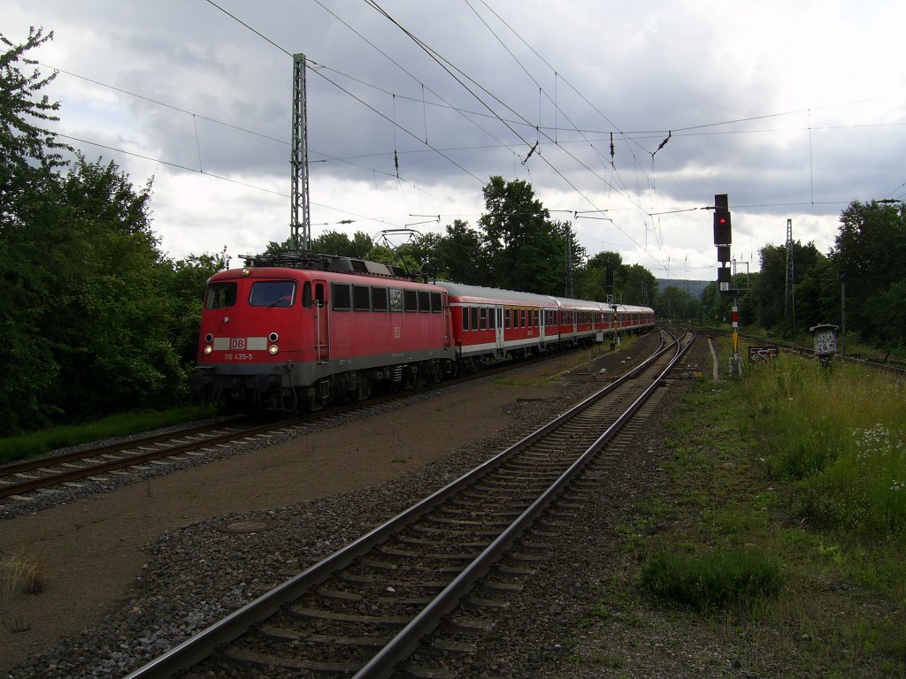 110 435 fuhr am 13.07 mit ihrer n-Wagen Garnitur durch Aachen Rothe-Erde. Zuvor zog sie einen HVZ-Zug aus Dsseldorf, in Rothe-Erde werden alles HVZ-Zge ber Nacht abgestellt.