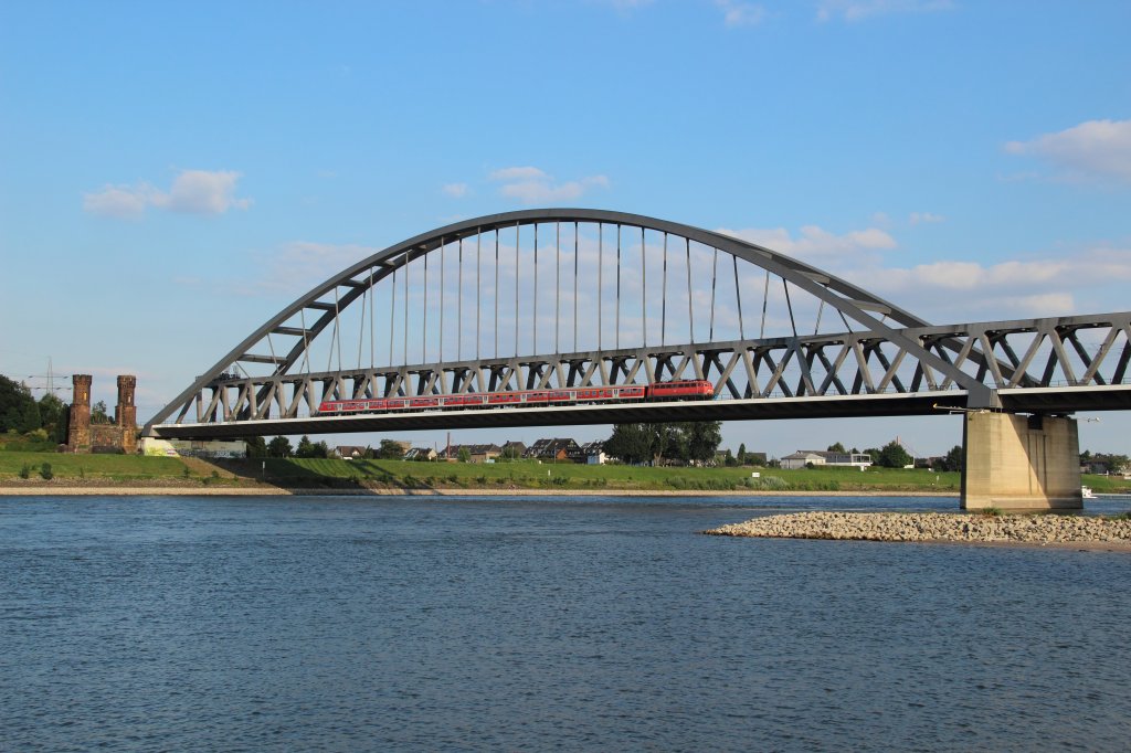 110 435 mit dem RE 10456 (D�sseldorf Hbf - Aachen Hbf) zwischen D�sseldorf-Hamm und Neuss-Rheinpark Center am 10.08.2012