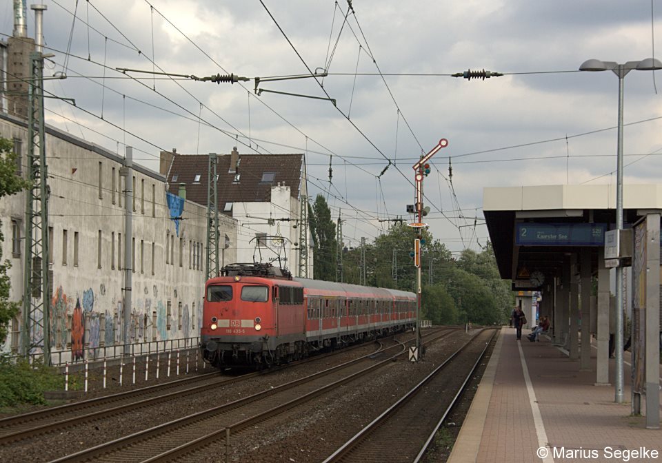 110 435 zieht einen RE4 Verst�rker von D�sseldorf Hbf nach Aachen Hbf am S-Bahnhof V�klinger Stra�e vorbei. Aufgenommen am 21.08.12