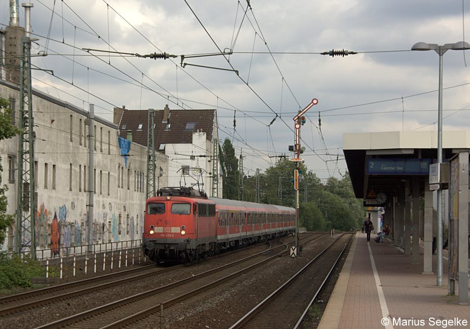 110 435 zieht einen RE4 Verstrker von Dsseldorf Hbf nach Aachen Hbf am S-Bahnhof Vklinger Strae vorbei. Aufgenommen am 21.08.12
