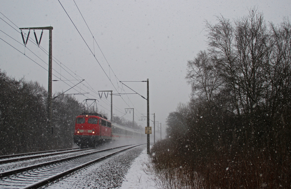 110 436-3 fuhr am 26.01.2013 mit dem IC 133 von Luxemburg nach Norddeich Mole, hier bei Neermoor.