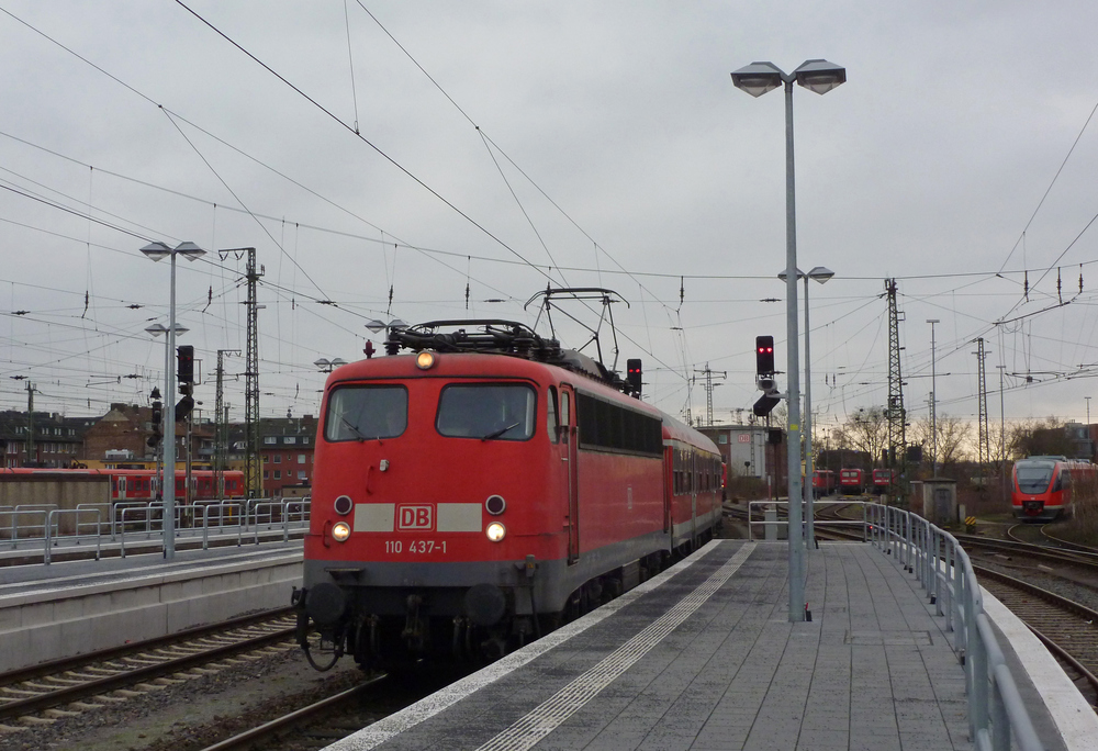 110 437-1 fuhr am 28.12.2012 mit einer RB in Mnster Hbf ein.