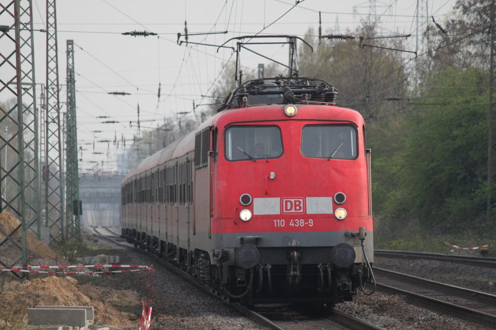 110 438-9 erreicht mit ihrem RB 35 Verstrker nach Emmerich den Bahnhof Oberhausen-Sterkrade am 03.04.2012