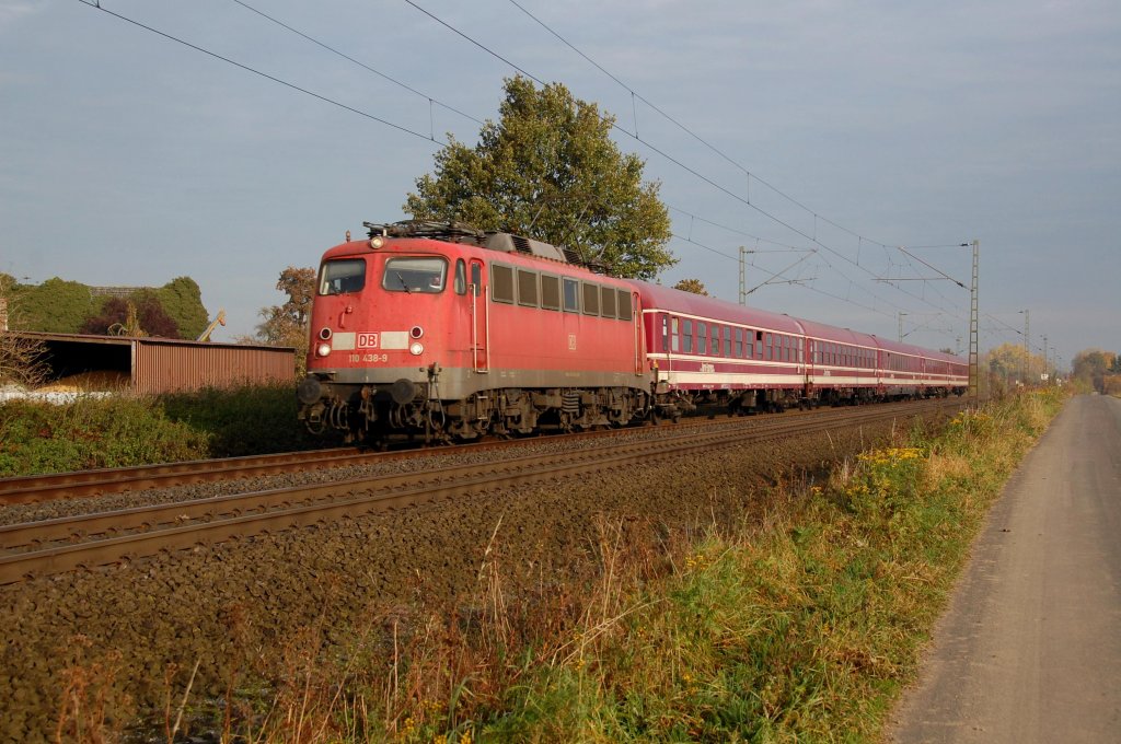 110 438-9 mit D 2650 Mnster (Westf) - Wiesbaden, hier am Morgen des 28.10.2011 zwischen Mersch (Westf) und Bockum - Hvel.