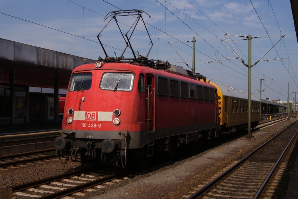 110 438-9 mit einem Messwagen in Hannover Hbf am 28.07.2011