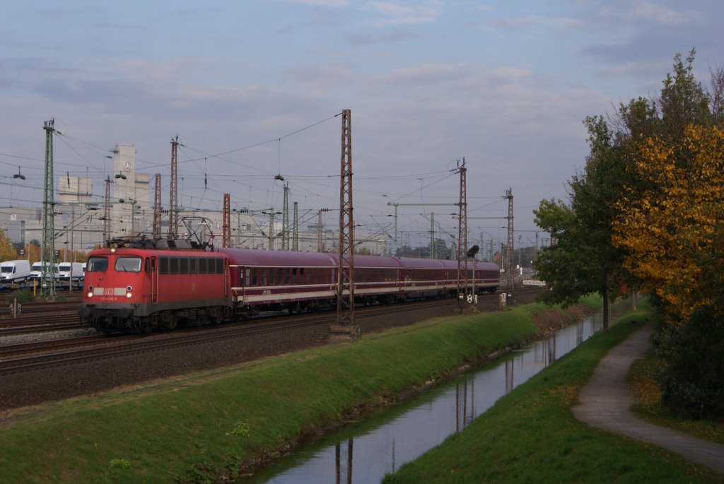 110 438-9 mit einem Sonderzug in Dsseldorf-Derendorf am 28.10.2011