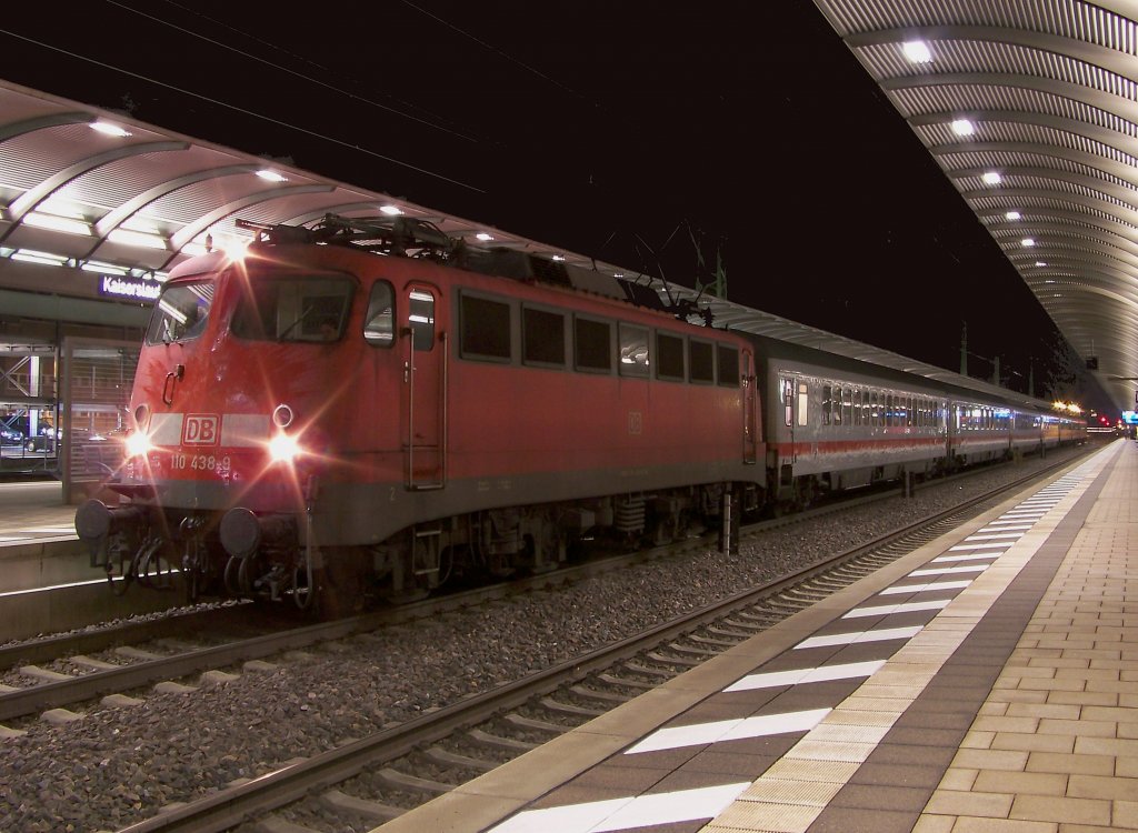 110 438-9 steht mit dem IC 2057 Saarbrcken - Frankfurt (Main) am 26.12.2011 in Kaiserslautern