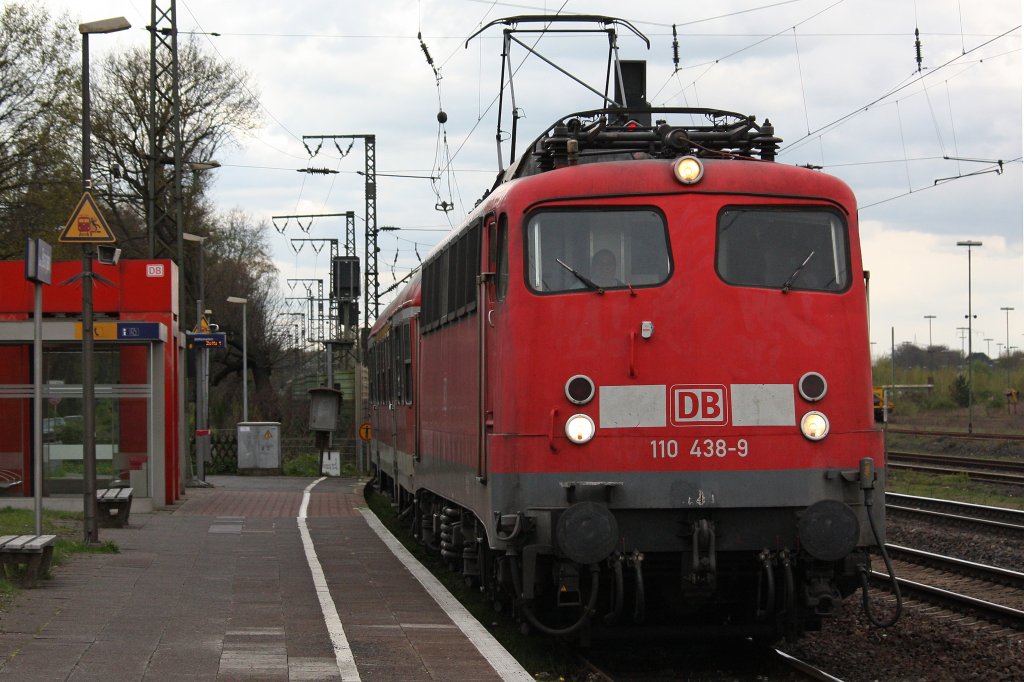 110 438 am 19.4.12 mit einem umgeleiteten RB 35 Verstrker in Duisburg-Bissingheim.