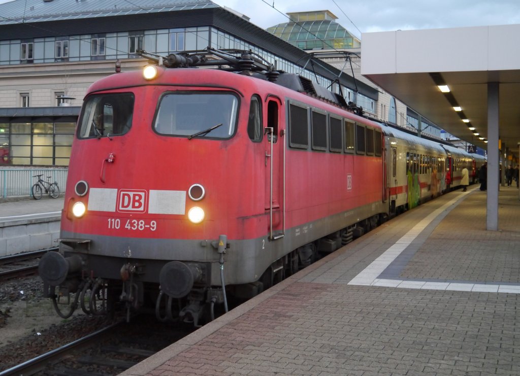 110 438 hlt mit einem Graffiti-beschmierten IC im Mannheimer Hbf. (04.01.12)