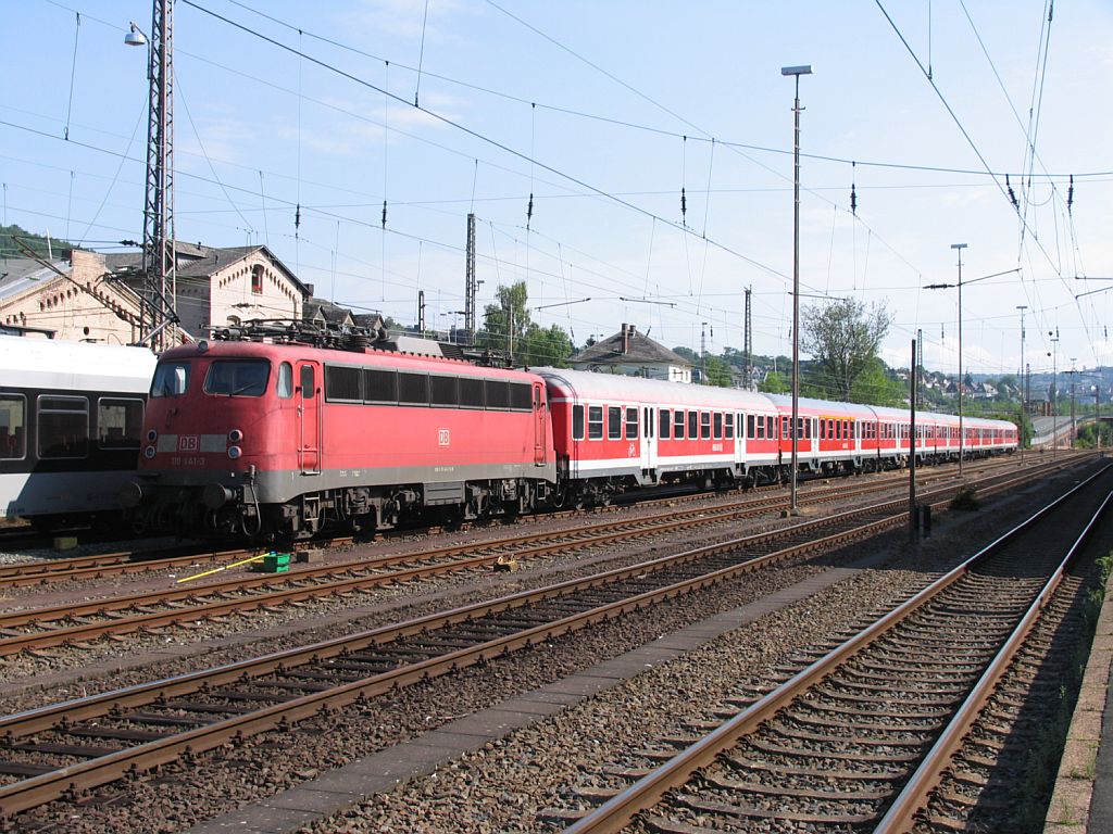 110 441-3 auf Bahnhof Siegen am 11-7-2010.