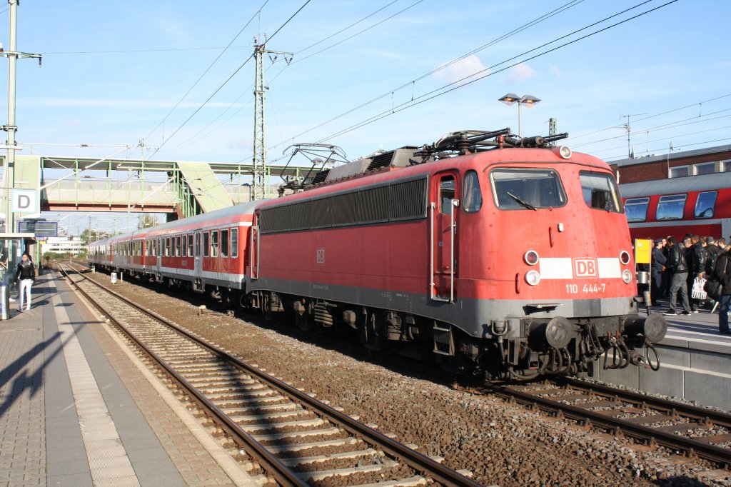 110 444-7 mit einem RE nach Dillenburg hier kurz vor der Abfahrt in Gieen.