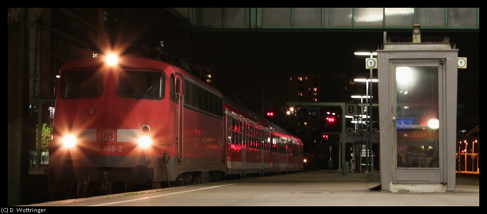 110 446 mit einer Rangierfahrt am Kopfbahnhof Stuttgart. Oben bleiben!