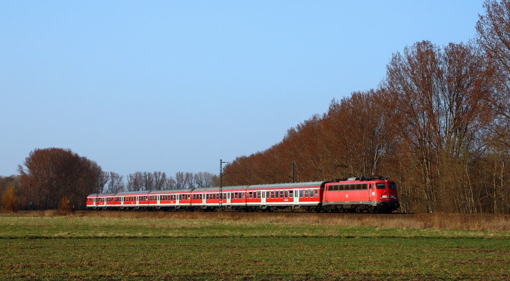 110 446 ist mit RB 38863 von Biblis nach Karlsruhe Hbf unterwegs.
Aufgenommen am 22.03.12 bei Lampertheim.