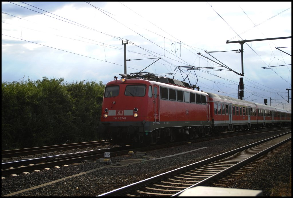 110 447-0, fhrt mit RE nach Braunschweig kurz hinter Lehrte am einen Bahnbergang am 08.06.2010 vorbei