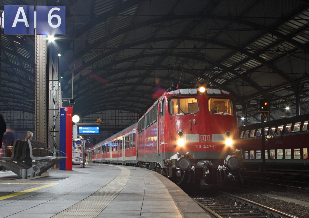 110 447-0 steht mit dem RE11370 aus Kln-Messe/Deutz nach der Ankunft in Aachen Hbf, der Zug wendet hier und fhrt zur Abstellung nach KARE wovon er am nchsten Tag als RE4 nach Dsseldorf startet. 14.12.10