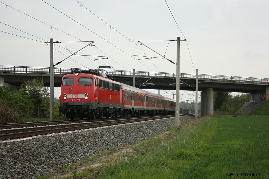 110 447 mit einem RE nach Wolfsburg am 8.5.10 nahe Immensen-Arpke.