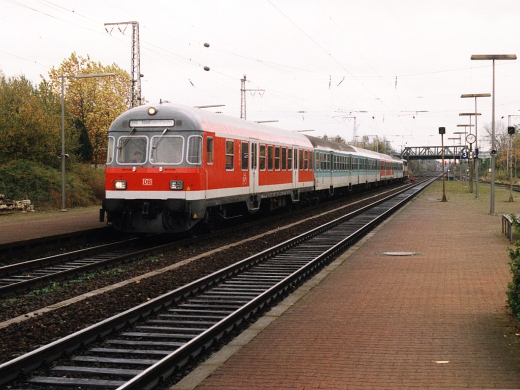 110 449-6 mit eine bunte RB 60 24006 Hannover-Bentheim auf Bahnhof Salzbergen am 6-11-1999. Bild und scan: Date Jan de Vries.